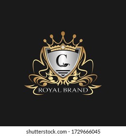 C Letra Gold Shield Logo. Elegante plantilla de insignia de logotipo vectorial con letra alfabética en el marco de escudo diseño de estilo ornamentado.