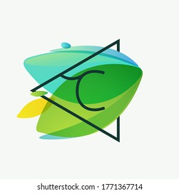 C Buchstabenlogo im Dreiecksrahmen auf grünem Laub Aquarellhintergrund. Vektorökologische Schrift für botanische Etiketten, Landschaftsüberschriften, Recycling-Plakate, organische Karten usw.