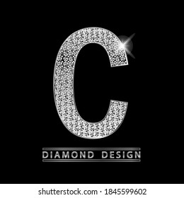 C letra brillante plateada con ilustración vectorial de diamantes. Gemas blancas con luz en letra metálica. Elegante logotipo de lujo para joyería o negocios de casino.