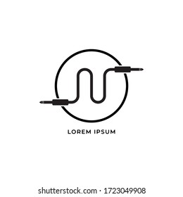 Concepto del logotipo de las tomas de cable que forma letra N Alfabeto con línea elipse. Plantilla de diseño del logotipo de audio. Aislado, equipo de audio, sistema de sonido, instrumento. Blanco y negro