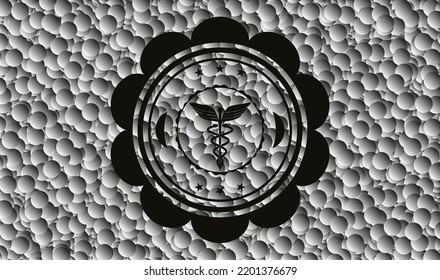 Icono médico de Caduceus dentro de un emblema oscuro realista con fondo de burbujas grises. Ilustración vectorial. Detallado. 