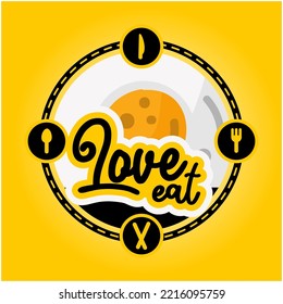 Cafe atau lambang restoran. Piring dengan garpu, sendok dan telur goreng di latar belakang kuning.