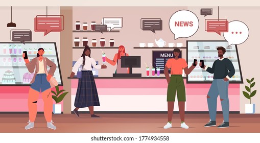 visitantes de cafés usando gigitales gadgets discutiendo noticias diarias durante la reunión chat burbuja concepto de comunicación moderna cafetería interior de longitud completa ilustración vectorial horizontal
