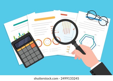 Calcular datos con la mano sosteniendo una lupa y calculadora, documento de datos para calcular y analista de negocios.