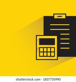 calculadora y portapapeles con sombra de caída sobre fondo amarillo