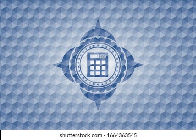 icono de calculadora dentro de la placa azul con fondo de patrón geométrico.
