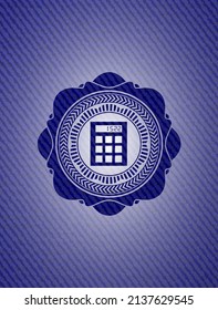 icono de la calculadora dentro del fondo de jean o denim. 