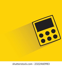calculadora con sombra sobre fondo amarillo