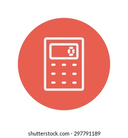 Icono de línea delgada calculadora para diseño plano minimalista web y móvil. Icono blanco vector dentro del círculo rojo.