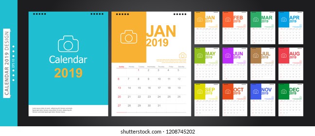 Calendario 2019, Diseño de plantilla Set Desk Calendar con logotipo Place for Photo and Company. La semana empieza el domingo. Conjunto de 12 meses