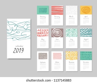 Calendário 2019. Modelos com texturas desenhadas à mão criativas. Ilustração vetorial. Cores azuis, vermelhas, amarelas e marrons.