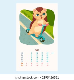 Calendario para 2023 con un lindo Hedgehog. Hedgehog en una moto azul. Mascotas. Amigos furtivos. Calendario para julio en estilo de caricatura. Ilustración vectorial.