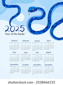 Calendario 2025. 12 meses, a partir del domingo. Nuevo año de la serpiente. Año Nuevo lunar o Año Nuevo chino. Serpiente curva azul y luna llena sobre un fondo azul claro. Personaje de dibujos animados de animales del zodiaco.