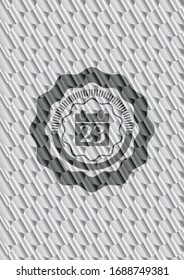icono del calendario dentro del emblema plateado brillante. Patrón de escalas. Ilustración vectorial. Detallado.