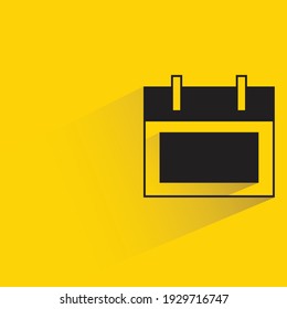 Kalender mit Schatten auf gelbem Hintergrund