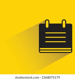 Kalender mit Schatten auf gelbem Hintergrund