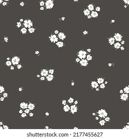 Calico millefleurs patrón sin fisuras. Pequeñas flores silvestres blancas de verano con un sencillo estilo de caricatura dibujado a mano sobre un fondo negro. Ideal para textiles, tela, superficie, papel pintado, reserva de recortes, regalo