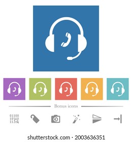 Llame a los iconos blancos planos del servicio al cliente en fondos cuadrados. 6 iconos de bonificación incluidos.