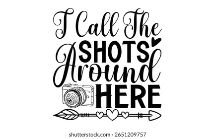 Eu Chamo As Fotos Por Aqui - Design De T-Shirt Fotógrafo Com Letras Escritas À Mão. Frase de caligrafia vetorial isolada em fundo branco. Elemento gráfico de design tipográfico.