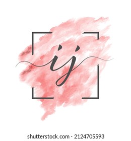 Las letras caligráficas minúsculas I y J se escriben en una línea sólida sobre un fondo de color en un marco.