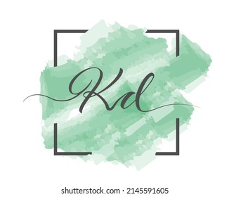 Kalligrafische Kleinbuchstaben K und D werden in einer festen Linie auf buntem Hintergrund in einem Rahmen geschrieben.