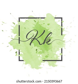 Las letras caligráficas bajas K y K se escriben en una línea sólida sobre un fondo de color en un marco.