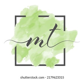 Las letras caligráficas minúsculas M y T se escriben en una línea sólida sobre un fondo de color en un marco