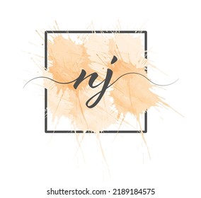 Las letras caligráficas minúsculas N y J se escriben en una línea sólida sobre un fondo de color en un marco