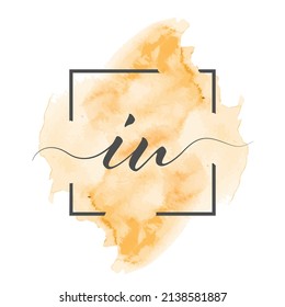 Las letras caligráficas minúsculas I y U se escriben en una línea sólida sobre un fondo de color en un marco.