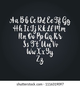 Letra caligráfica recta sobre fondo negro. Alfabeto con letras de la mano del vector.