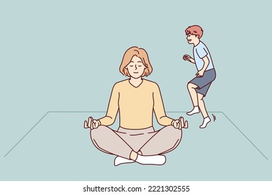 Una madre joven tranquila medita en casa con un niño jugando cerca. Una mujer relajada sentada en posición de loto practicando yoga distraído de un niño travieso. Ilustración vectorial. 