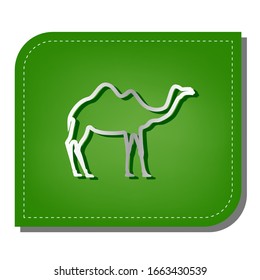 Signo de silueta de camello. Icono de línea de gradiente plateado con sombra verde oscuro en hoja verde con parches ecológicos. Ilustración.