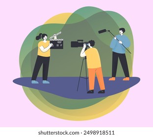 Equipo de cámara trabajando en el set de filmación. Chica con clapper, hombres con micrófono y cámara de Ilustración vectorial plana. Cine, concepto de producción de película para Anuncio, diseño de Sitio web o landing page