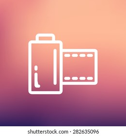 Línea delgada del icono del rollo de película de cámara para diseño de web y móvil, minimalista moderno y plano. Icono blanco vectorial en el fondo de malla gradiente.