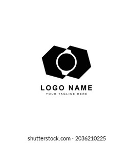 Diseño del logotipo negro de la lente de la cámara sobre fondo blanco para empresas y marca.