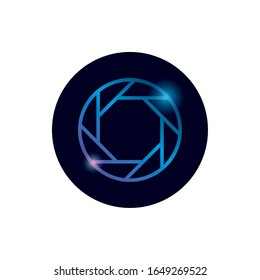 Diseño de iconos con estilo de gradiente de lente de cámara, equipo fotográfico con tecnología Gadget foco fotográfico digital y tema electrónico Ilustración vectorial