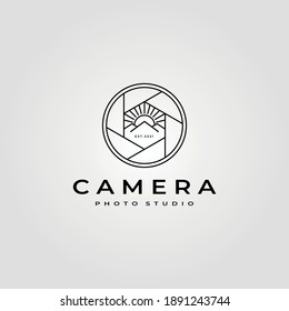 logotipo fotográfico de lente de cámara con diseño de ilustración vectorial de símbolo de montaña natural