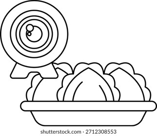 Se coloca una lente de cámara sobre un plato de comida. La comida es una variedad de pasteles Pequeños, y la lente de la cámara es un símbolo de capturar el momento. Concepto de apreciación por la comida