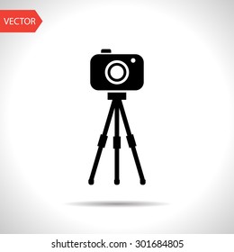Camera on tripod icon