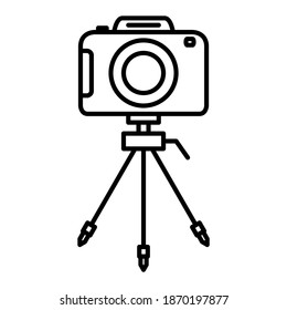 Cámara sobre icono de trípode en diseño de estilo de contorno moderno. Ilustración vectorial aislada en fondo blanco.