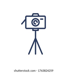 Camera on tripod thin line icon. Stand, studio, static shot isolated outline sign. Photography, technology, equipment concept. Vector illustration symbol element for web design and apps
