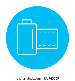 Icono de la línea de desplazamiento de cámara para web, móvil e infografía. Icono de blanco vector en el círculo azul claro aislado en fondo blanco.