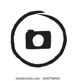 símbolo de cámara. Estilo de pincel y dibujo a mano en blanco y negro. ilustración vectorial para sitio web o aplicación móvil