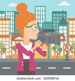 Camarera con cámara de video.
