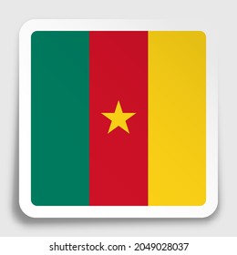 icono de la bandera CAMERÚN en la pegatina cuadrada de papel con sombra. Botón para aplicaciones móviles o web. Vector