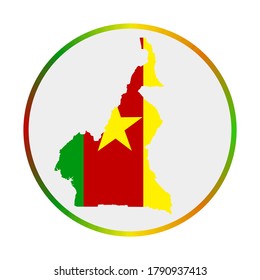 Icono de Camerún. Forma del país con la bandera de Camerún. Signo redondeado con anillo degradado de colores de bandera. Ilustración vectorial con clase.