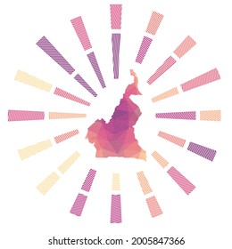 Arroz de sol de Camerún. Rayos de rayas bajas de poli y mapa del país. Potente ilustración vectorial.