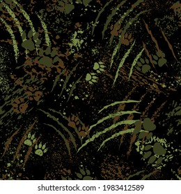 Camuflaje con pisadas de garras de tigre, arañazos de garras y plántulas, fondo vectorial sin fisuras. Patrón militar con siluetas abstractas de color negro, marrón y verde de garras, cortes, salpicaduras.