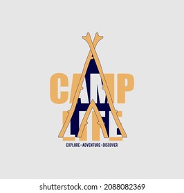 VIDA DEL CAMPAMENTO. Ilustración vectorial en el pizarrón. Concepto de camisa o logotipo, impresión, sello o tee. Diseño de tipografía vintage con tienda, montañas y silueta de remolque Camper.