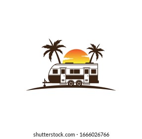 Camping-Anhänger vor Sonnenuntergang und Palmenblättrige für Strandurlaub Camping-Abenteuer-Logo-Design-Vorlage